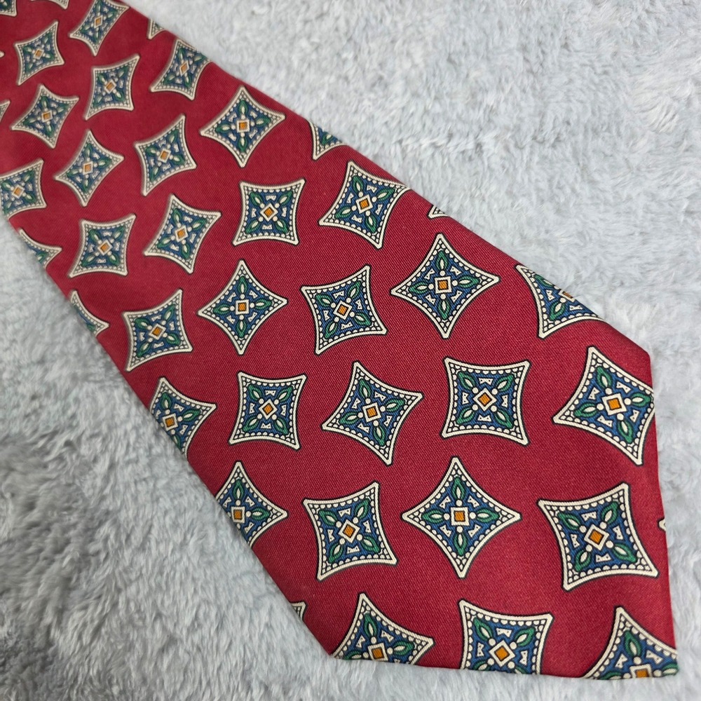 Saks‎ Fifth Avenue Mens Burgundy Red Geometric Medallion 100% Silk Necktie